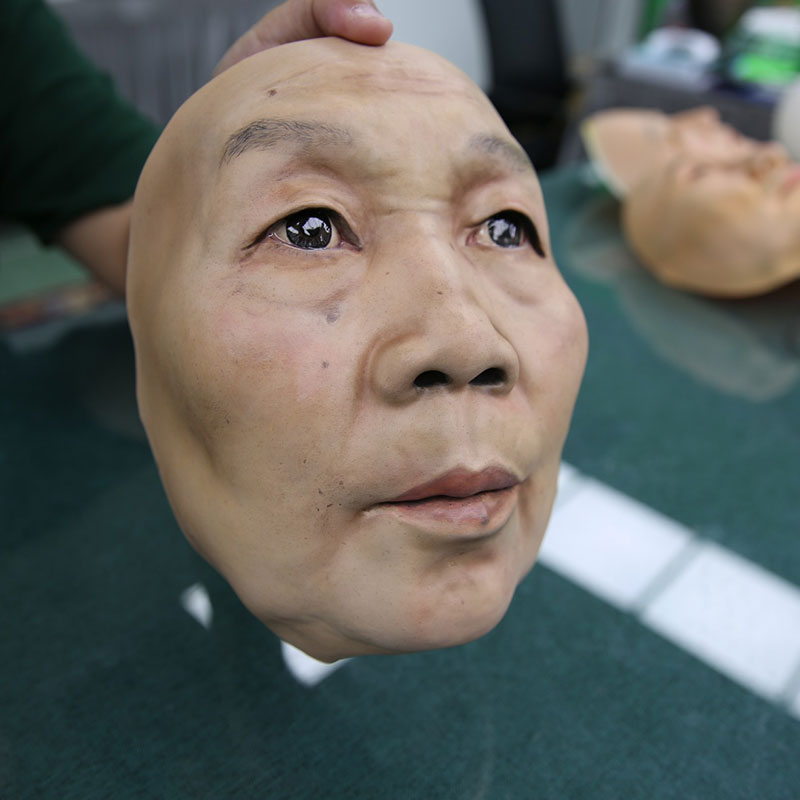 Coloring Human Heads Statue And Making Silicone Human Skin Masks (6)